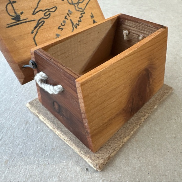 Small Wood Box "Treasure from Nova Scotia" Signed W. DeWolfe - Picture 5 of 10
